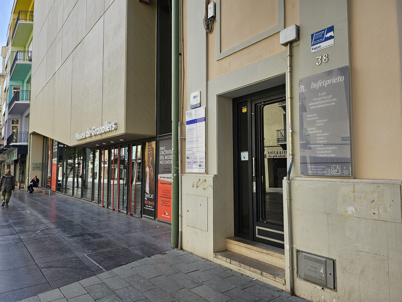 Entrada del despacho de Bufet Prieto en Granollers