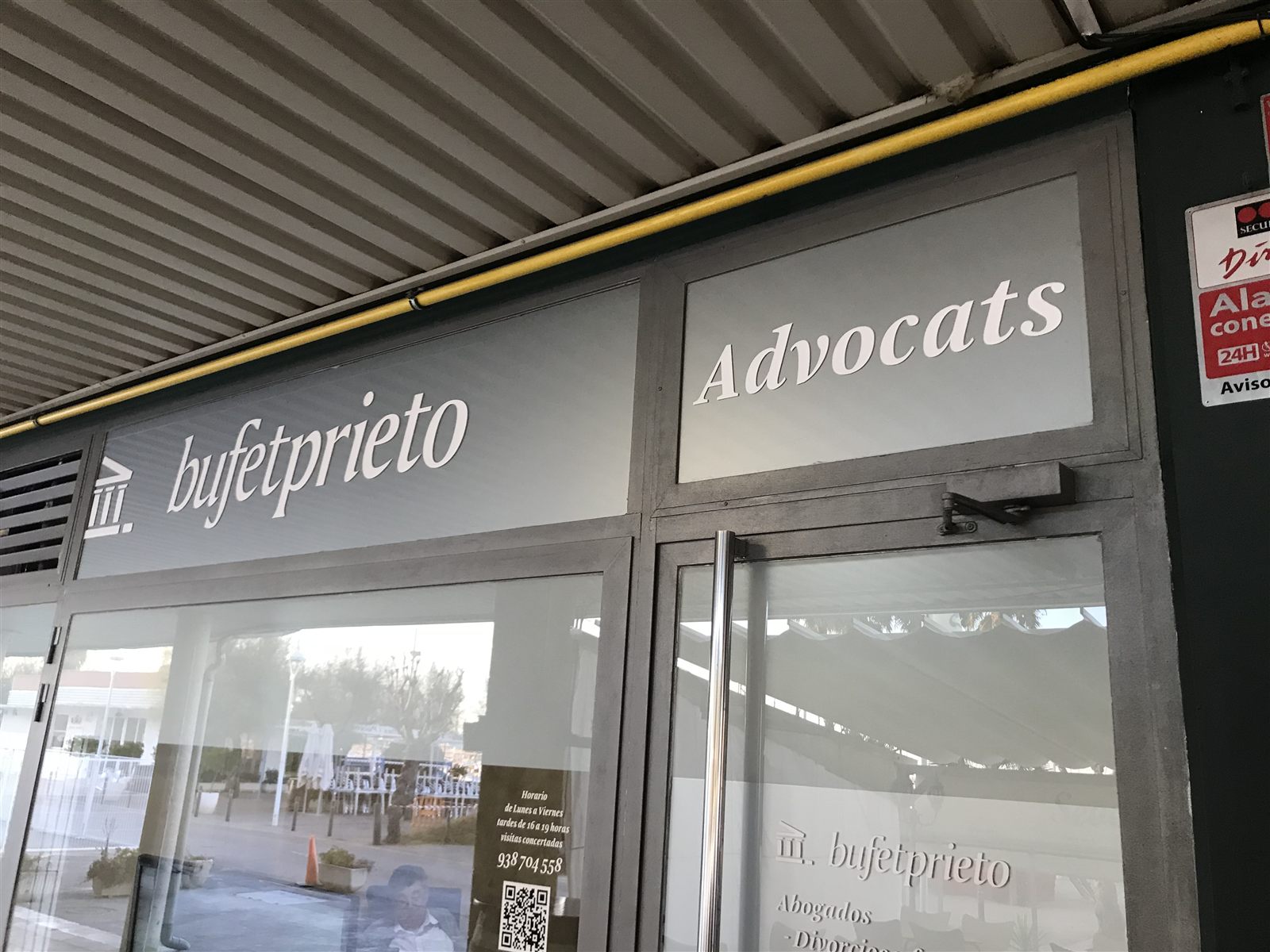 Rótulo de Bufet Prieto, abogados, en la oficina del Port de Mataró